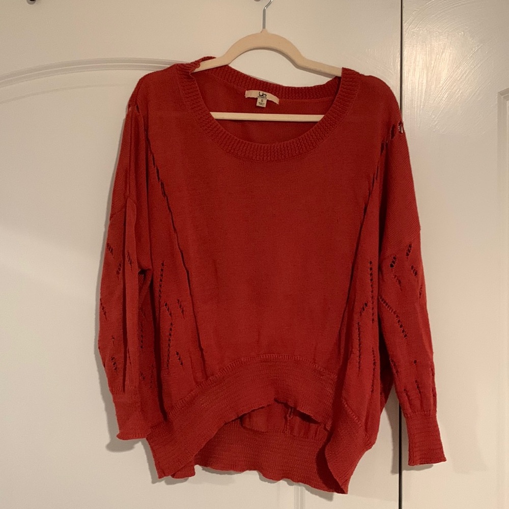 Red-orange sweater, Ya Los Angeles